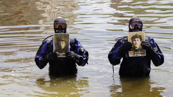 Орловские водолазы прошлись по дну Оки с портретами героев. Такой «Бессмертный полк» люди назвали «дном»